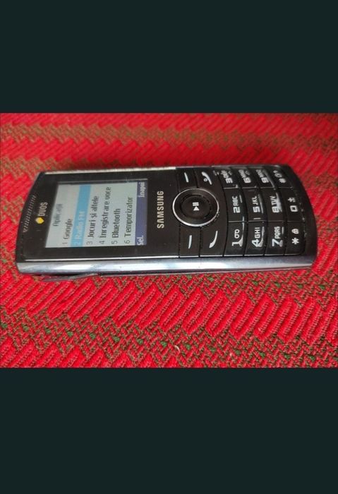 Telefon  cu taste și cameră video/foto cu două cartele SIM.
Modelul este robust, mic și foarte practic.