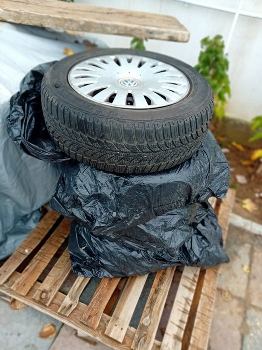 Cauciucuri de-iarna cu tot cu jante de tabla +capace