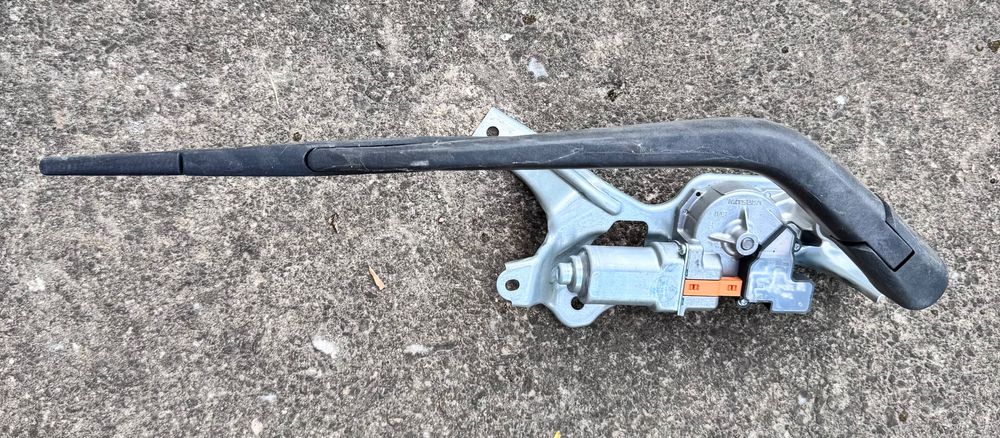 Продавам моторче за задна чистачка с рамо – Honda Jazz 2010