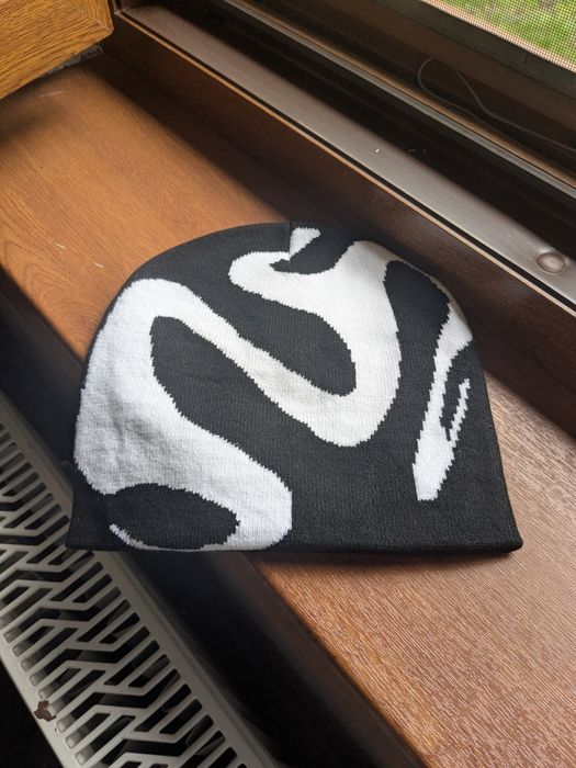 Black white strips beanie