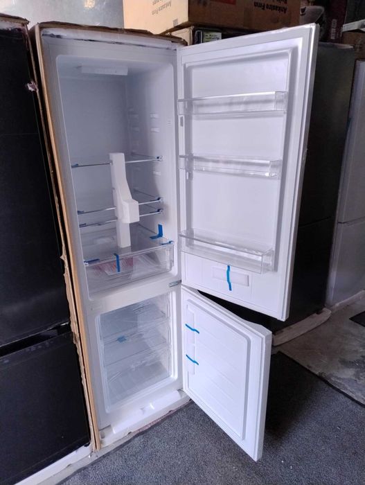 *Ново* Koмбиниран Хладилник с долен фризер CHIQ 176 см