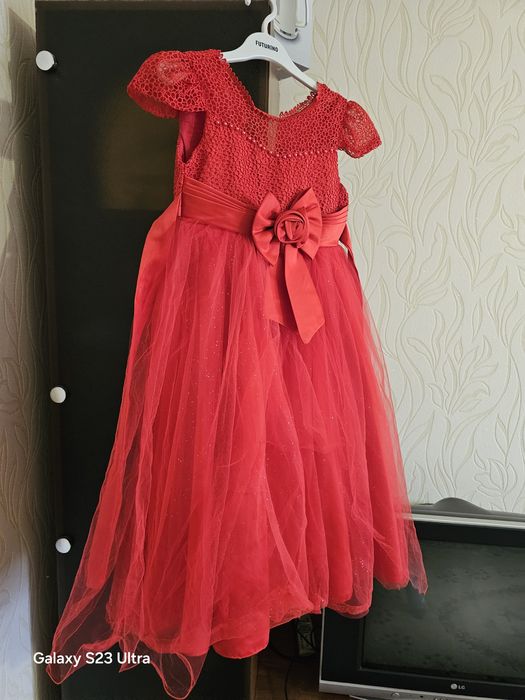 Платье на девочку 6-8 лет красное