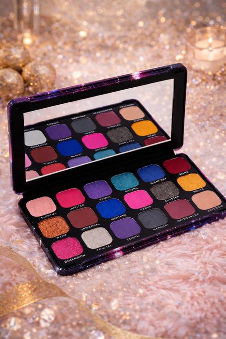 Тени для век от бренда Revolution Beauty london