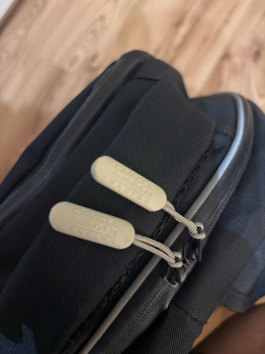 Оригинална раница на Red Bull Racing Oracle 2025