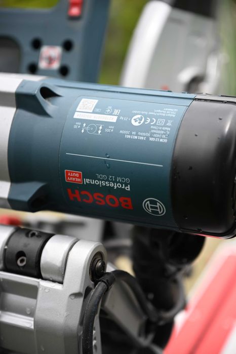 Fierăstrău circular cu brat glisant Bosch GCM 12 GDL + Masă GTA 2600 + Suport mobil (Stare Impecabilă/Ca Nou)