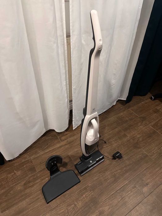 Okazie‼️Aspirator fara fir Electrolux Clean 500 impecabil, in cutie