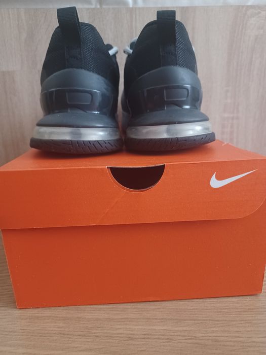 Vând adidași Nike