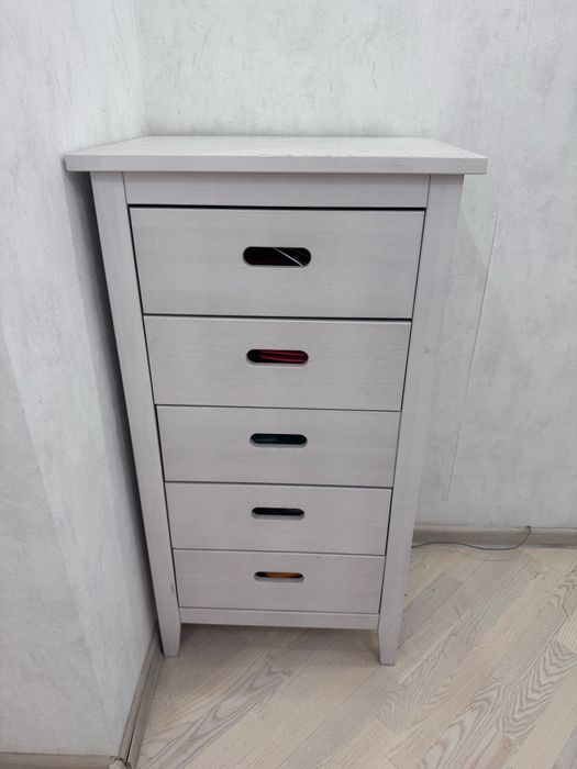 детская кровать и 2 тумбочки