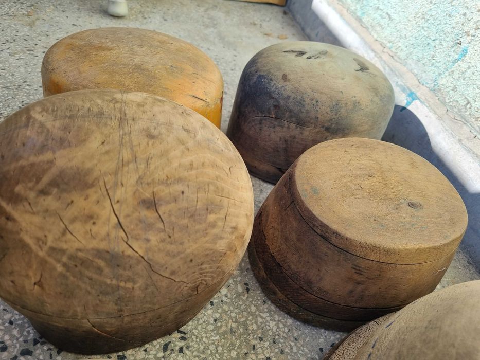 Стари дървени калъпи за шапки