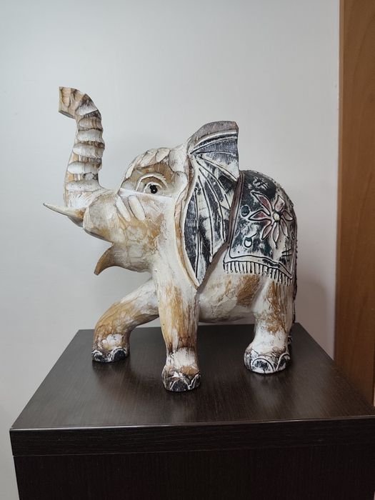 Ръчно резбован дървен слон – ориенталска декорация, символ на късмет