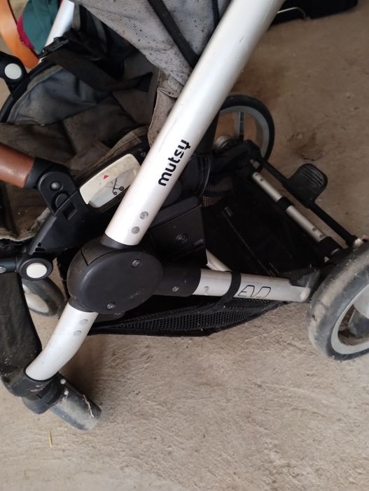 Продавам Детска количка с три аксесоара към нея