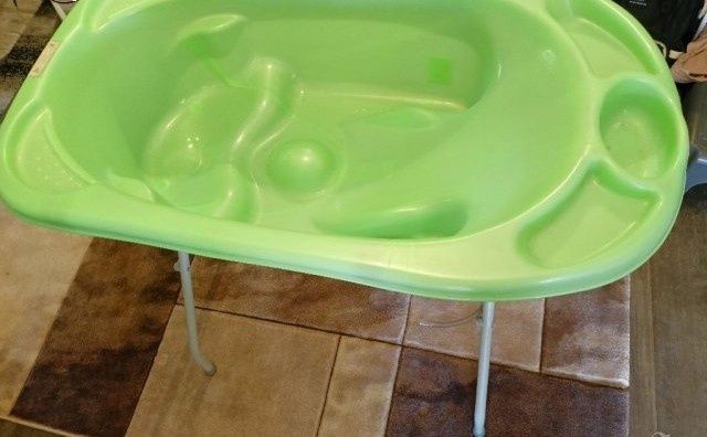 Продавам бебешка вана със стойка