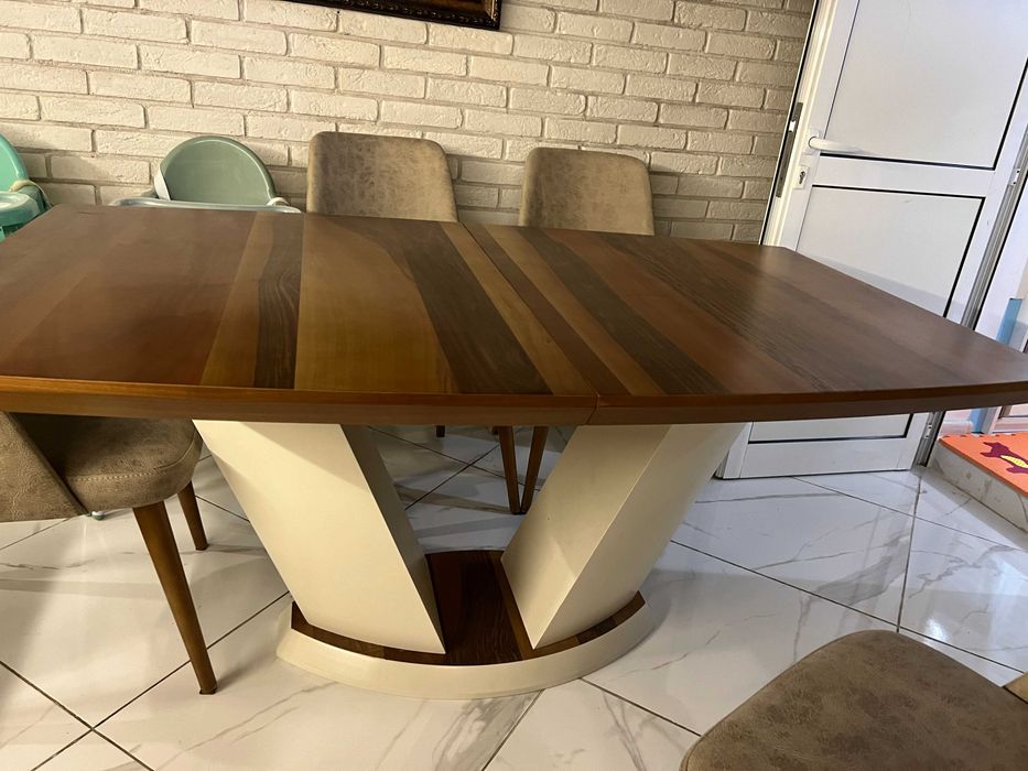 Разтегателна трапезна маса от дърво масив