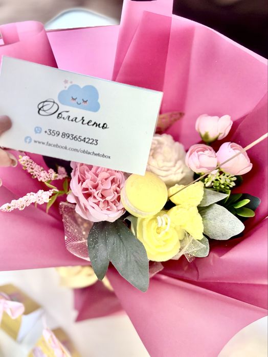 Комбинирани букети  + подарък картичка