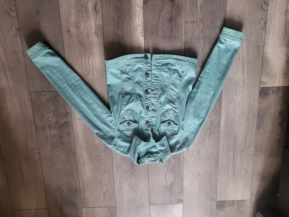 Vand geaca numarul s