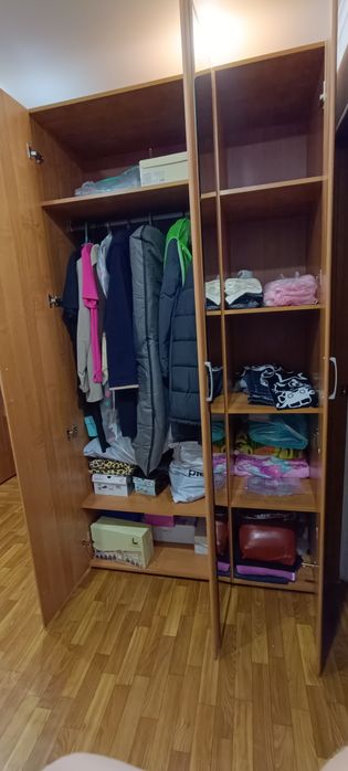 Продам 3х дверный шкаф с зеркалом