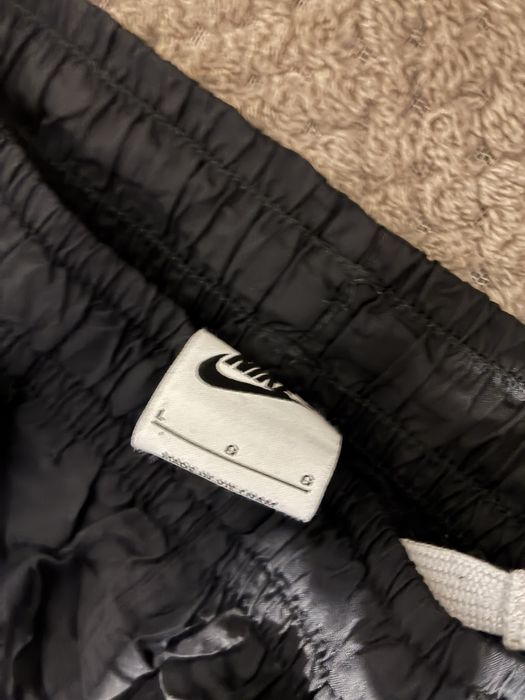 Оригинално шушляково долнище на Nike