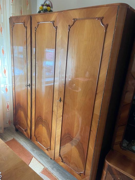 Set mobilier vechi complet – dulap, vitrină, comode, masă