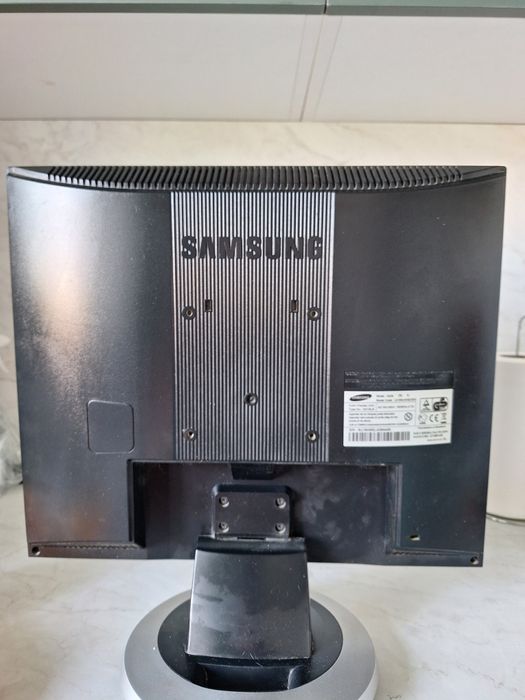 Продавам малко употребяван монитор Samsung модел 920N.