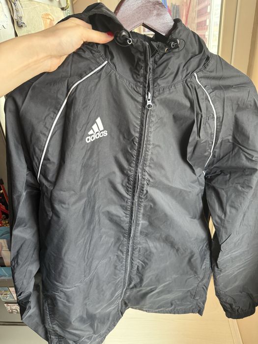 Ветровка закупена от магазин на Адидас.