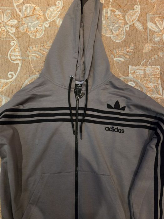 Продавам комплект Adidas