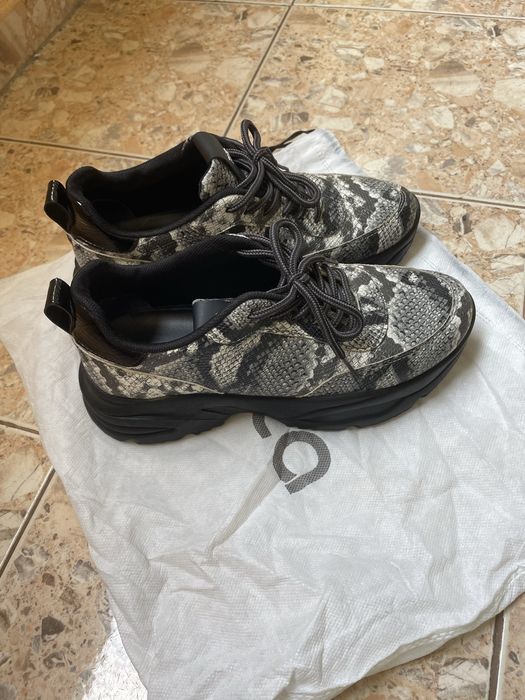 Дамски спортни обувки