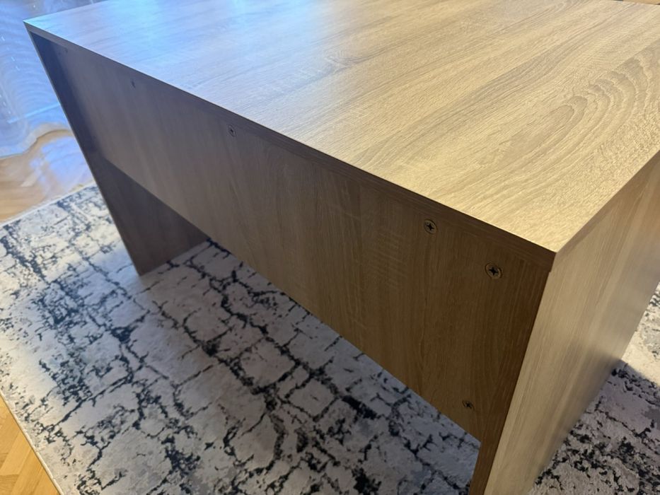 Продавам ученическо бюро с размери 120/70 см, запазено, няма нараняван