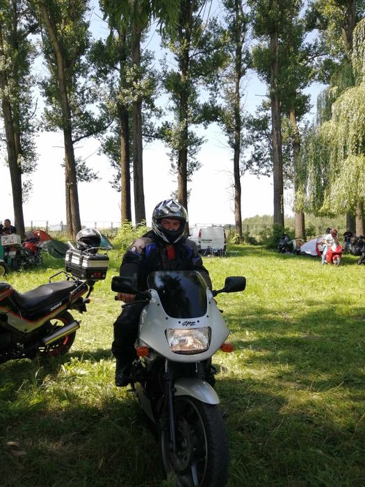 Vând motocicleta KAVASAKI GPZ 500S