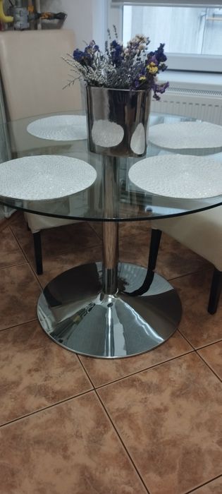 Vând masă de bucatarie din sticlă si 4 scaune  masa are diametrul de 1 metru