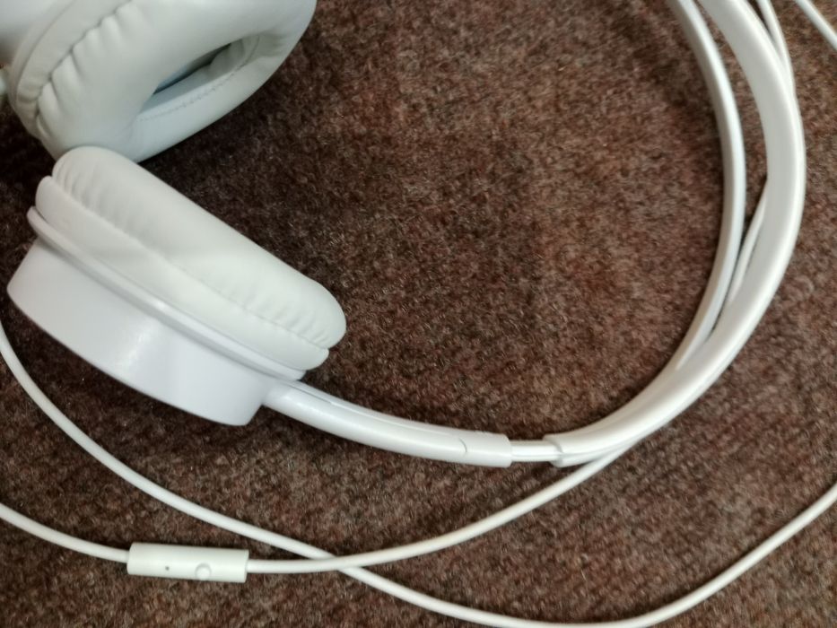 Наушники белыйе.