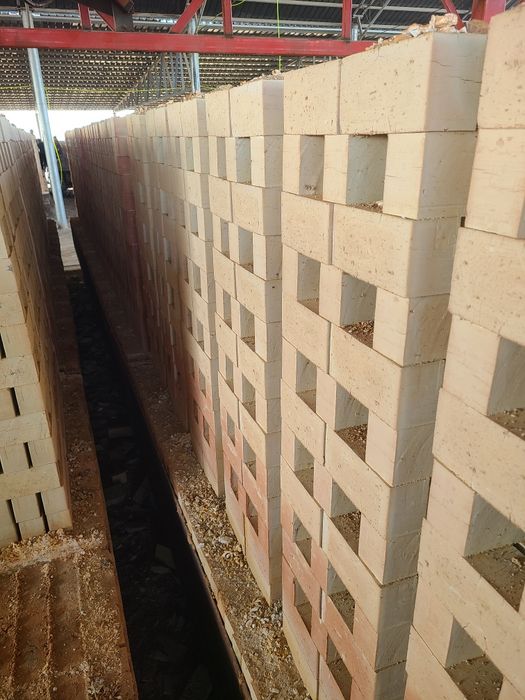 Teshik va butun gisht bor