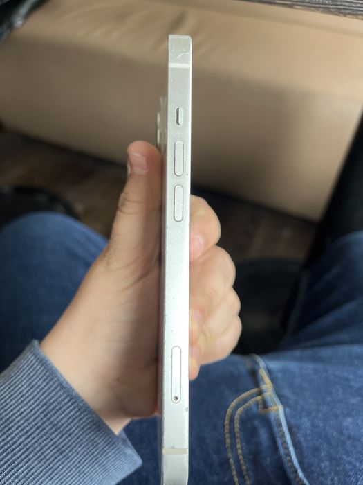 Айфон 13 белый царапины есть