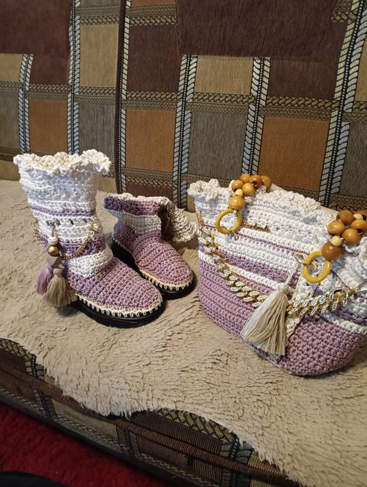 Set Geanta dama și cizmulițe croșetate.