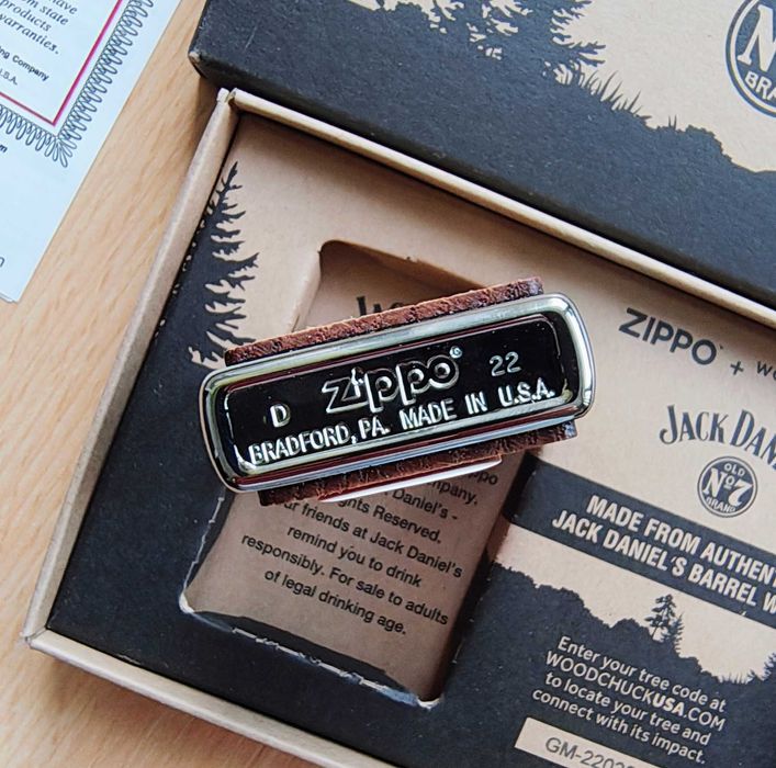 Brichetă Zippo nouă cu inserții de lemn din butoaie de Jack Daniels