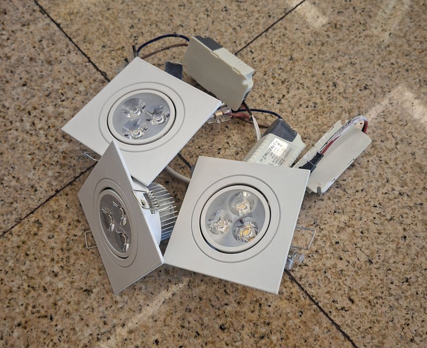 Spoturi cu becuri 32 de bucăți tote la 150lei