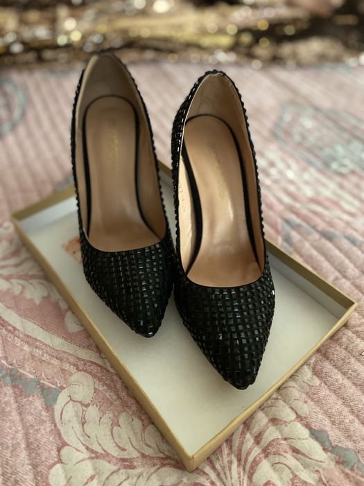 Продам обувь кому интересно звоните размер 35 б/у фирма sergio rossi