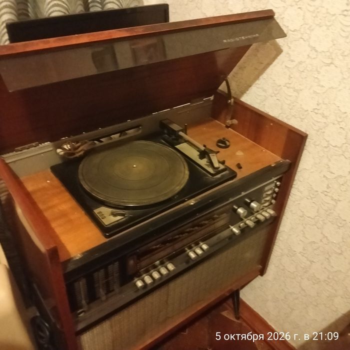 Продам радиолу "Рекорд"