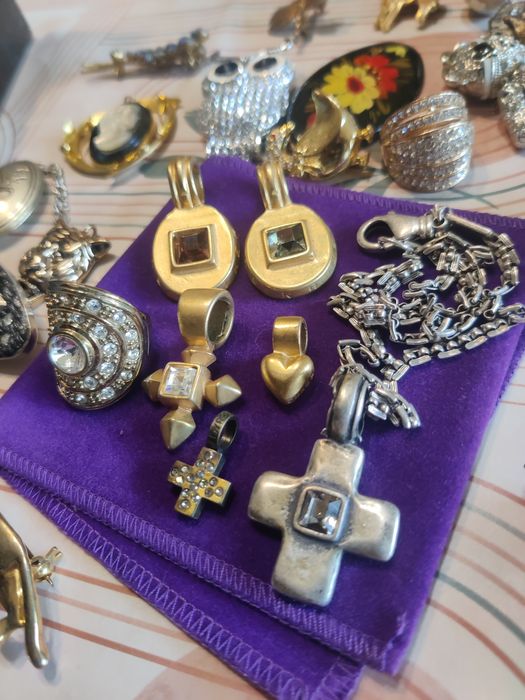 Разпродажба на Пръстени брошки и висулки.Нови