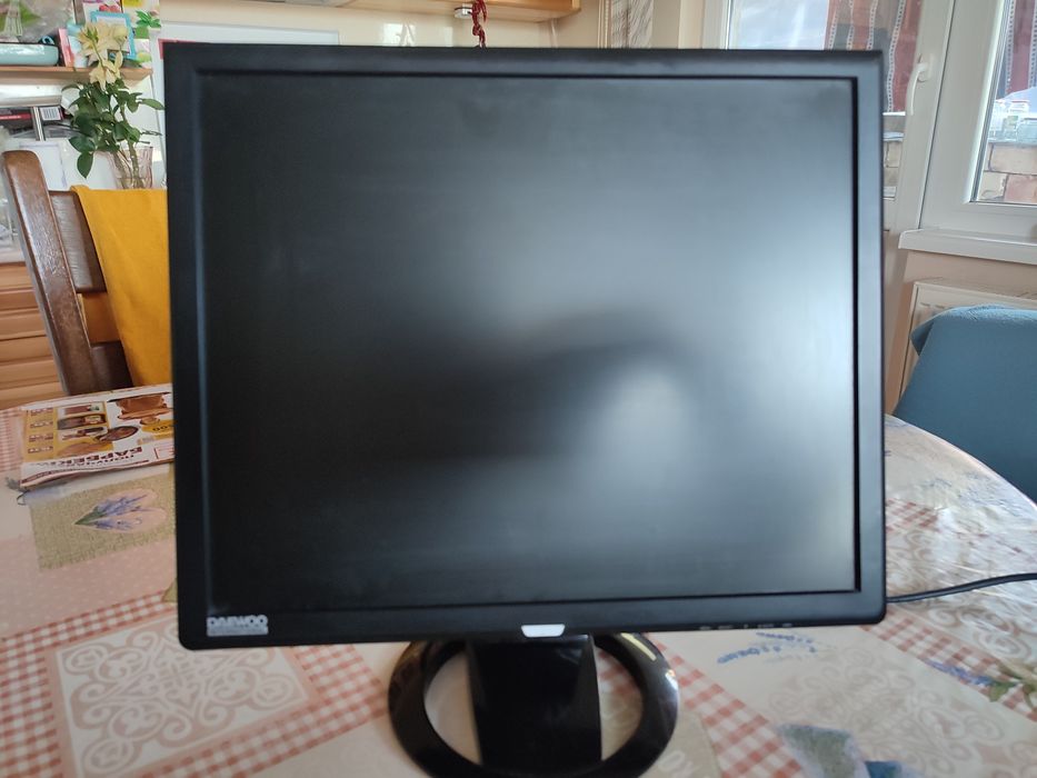 Монитор използван, работещ, доста добра картина