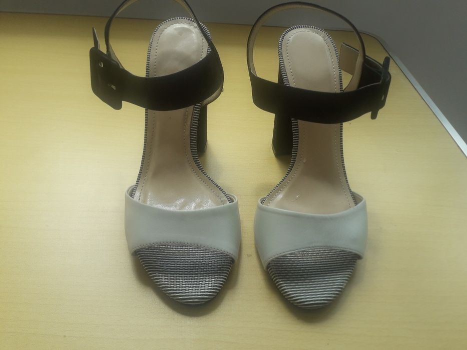 Vand sandale din piele
