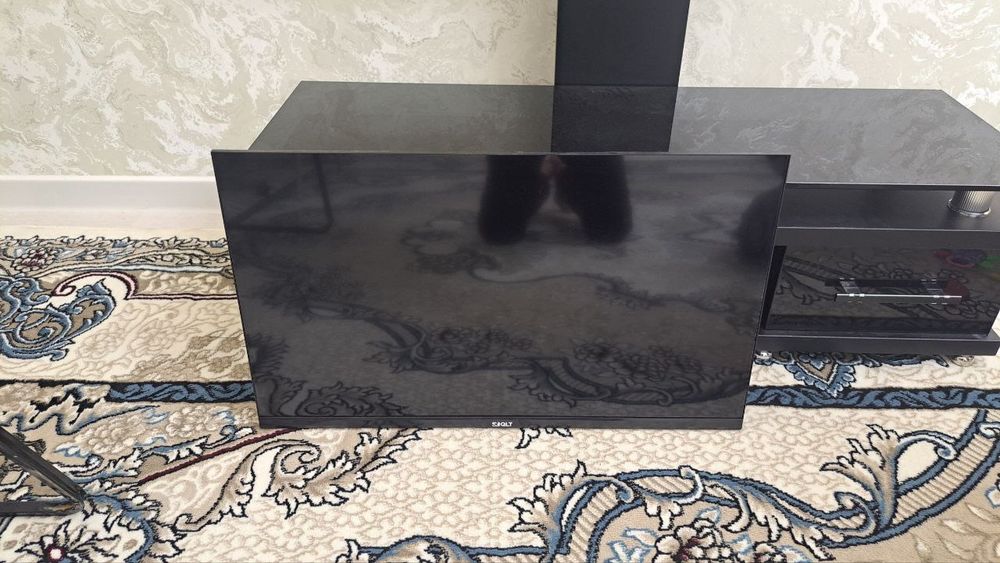 Televizor 32 QLED smart sotiladi.