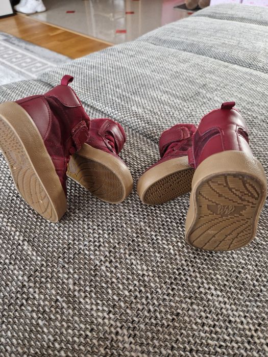 Vând 2 perechi de  pantofi sport inalti H&M, mărimea 18-19.