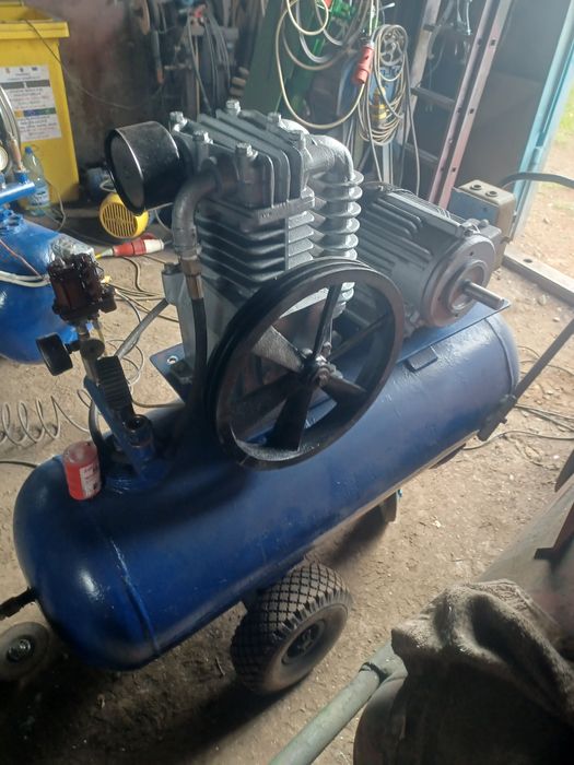 Două compresoare, butelii de 140 litri, motoare trifazate de 3 și 4 KW