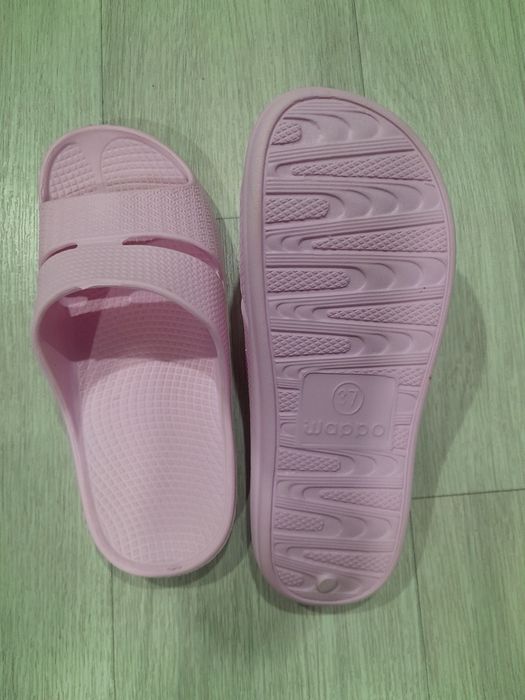 Продам шлепки новые для бассейна