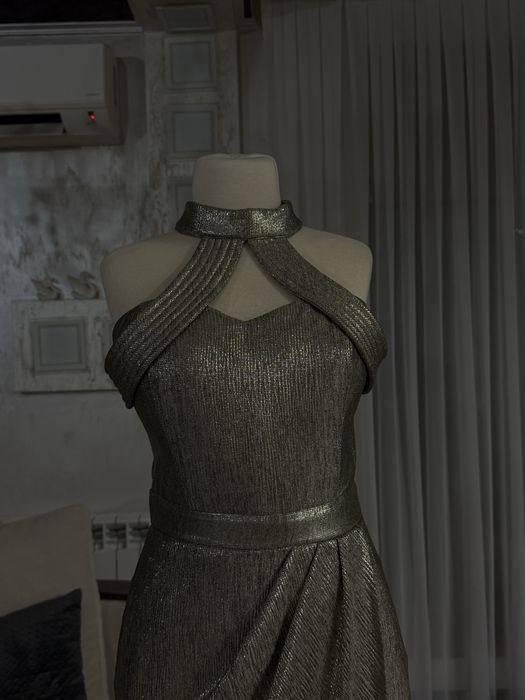 Елегантна вечерна рокля в металически златист нюанс