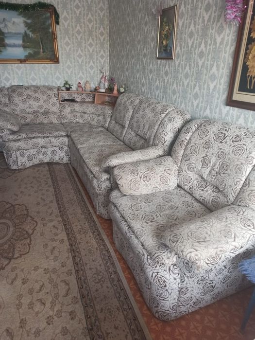 Продам мягкий уголок и люстры