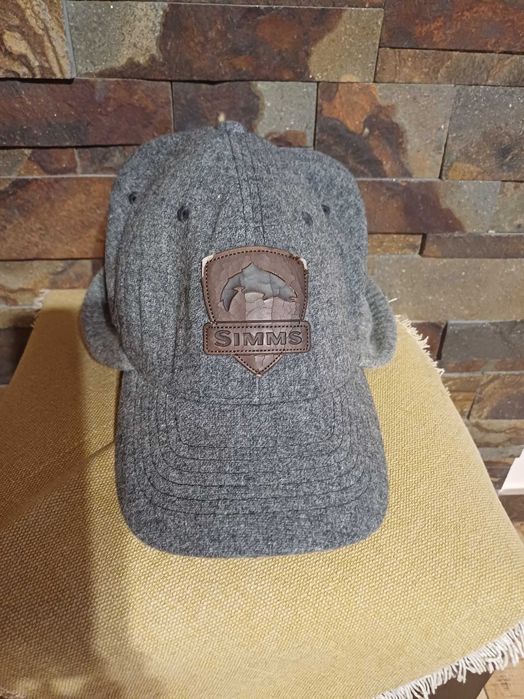 Vand caciula de lina Simms.