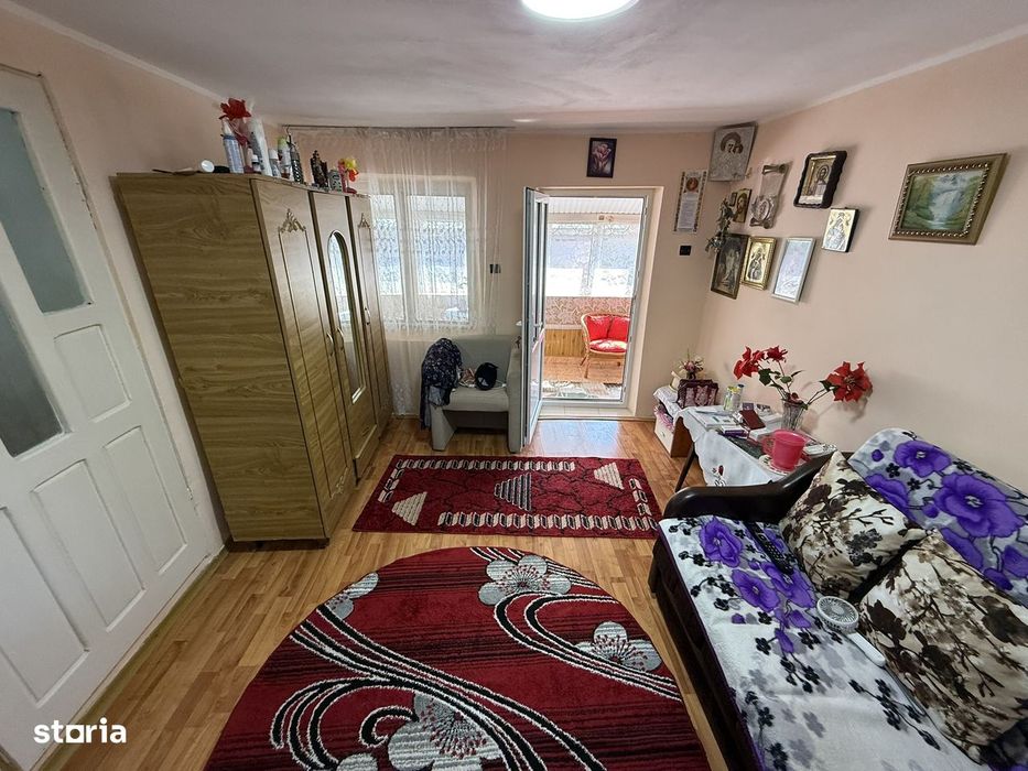 Casa central, Podu Iloaiei, la strada