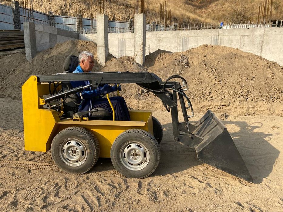 Бортповоротный мини погрузчик.