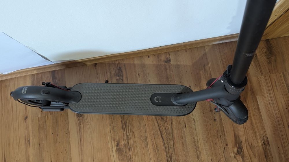 Vând trotinetă electrică Xiaomi M365 – stare bună – perfect funcțională
